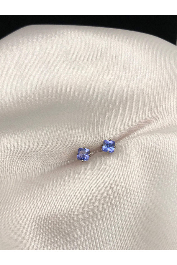 Valgest kullast kõrvarõngad tansaniitide ja musta roodiumiga 0/44 103