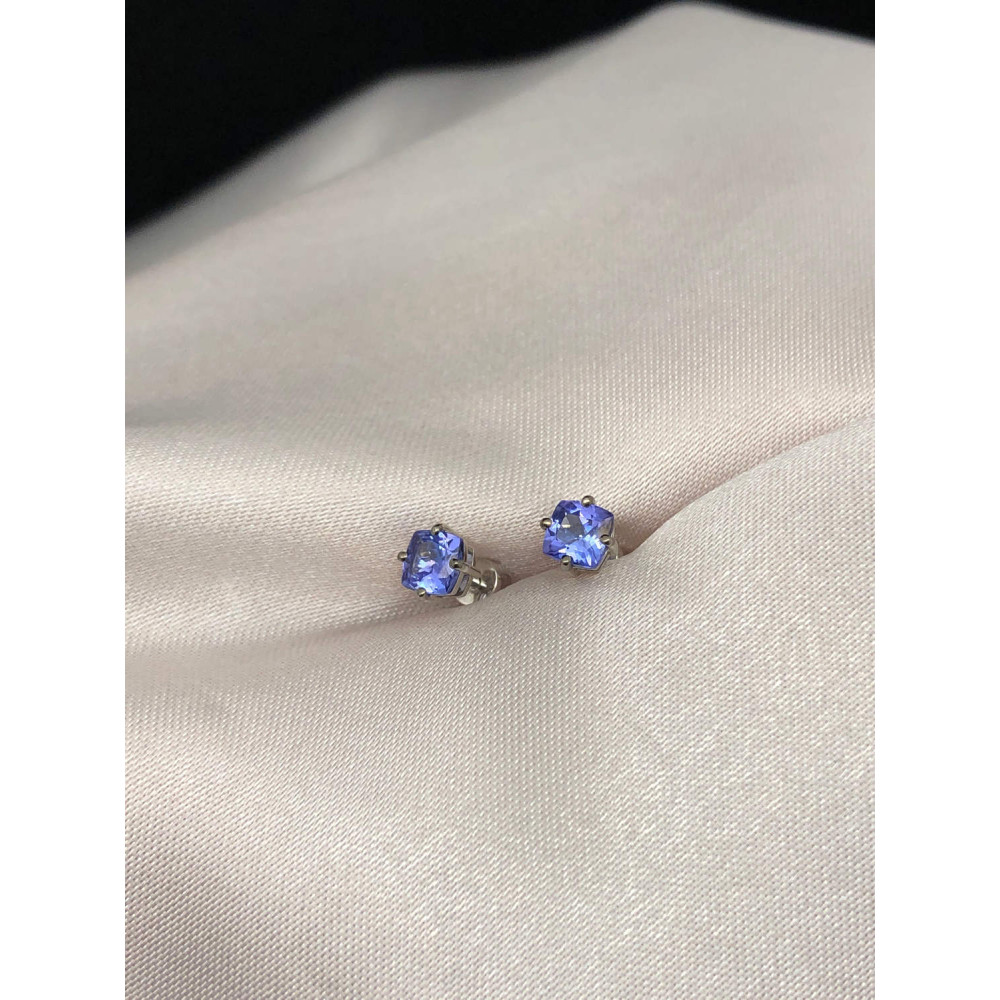 Пусеты в белом золоте с танзанитами и с черным родием 0/44 103